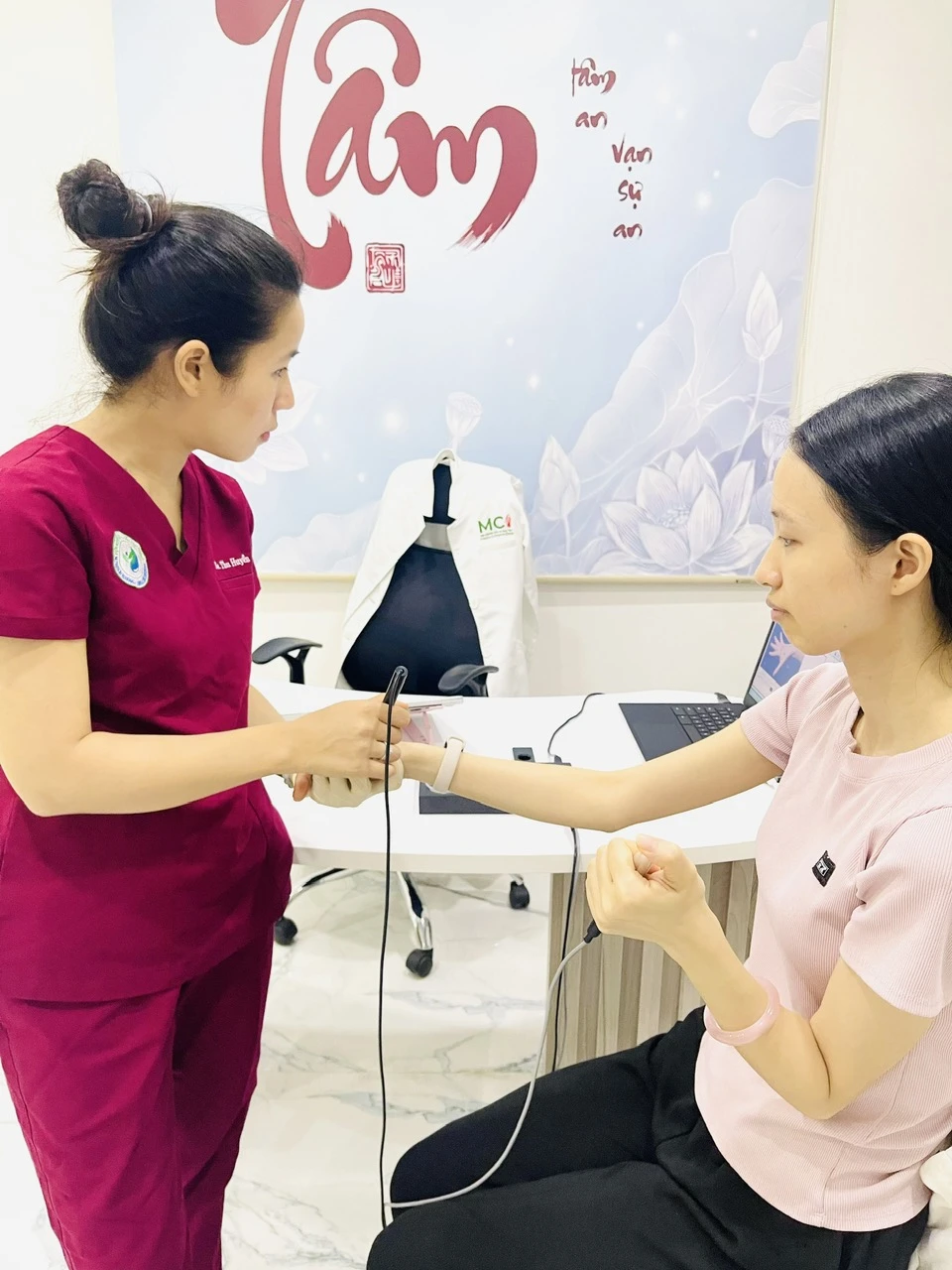 Bác sĩ tư vấn phác đồ cho khách hàng