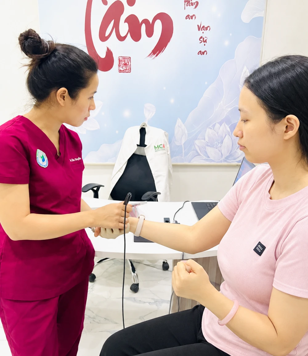 Bác sĩ tư vấn phác đồ cho khách hàng