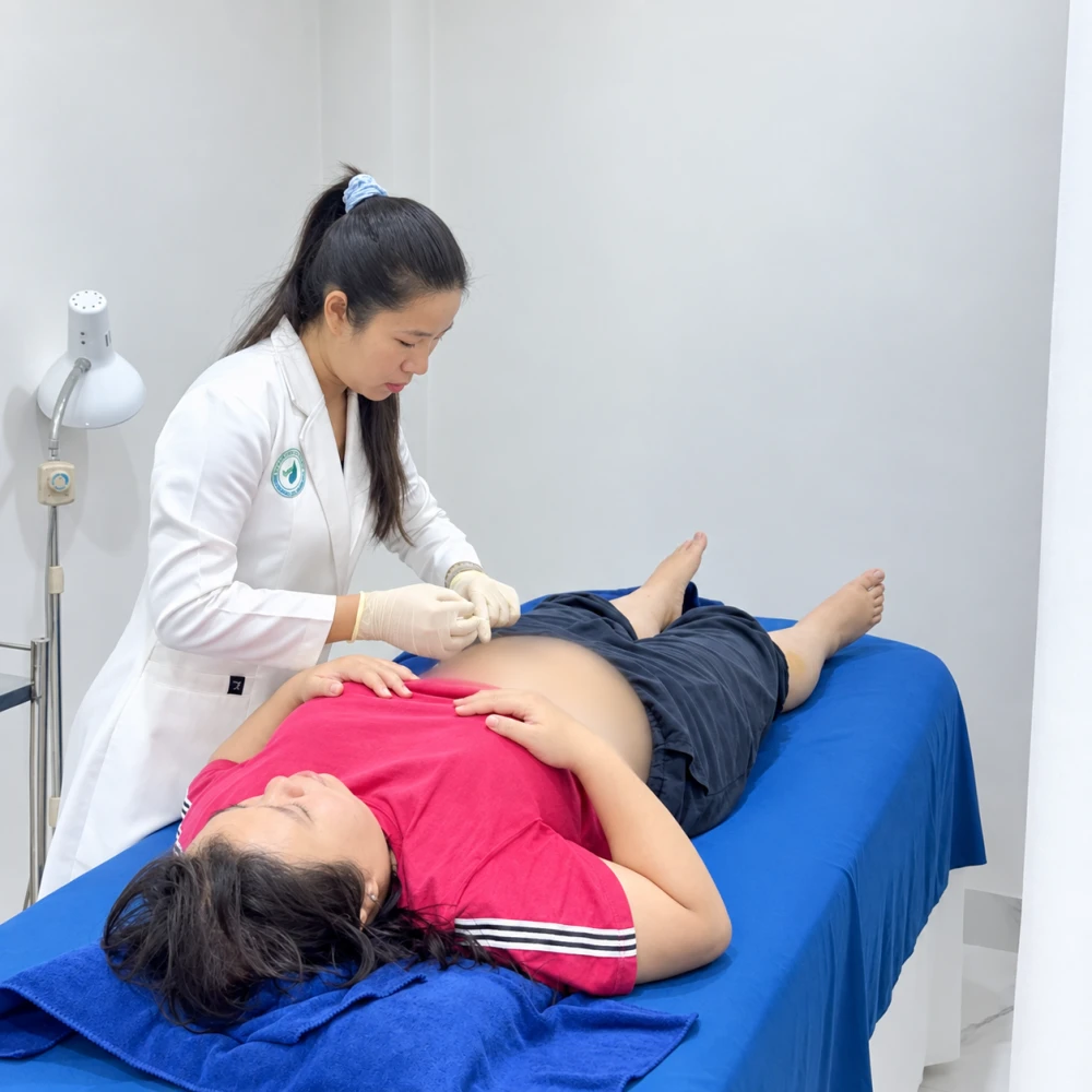 Bác sĩ tư vấn khách hàng trong phòng khám